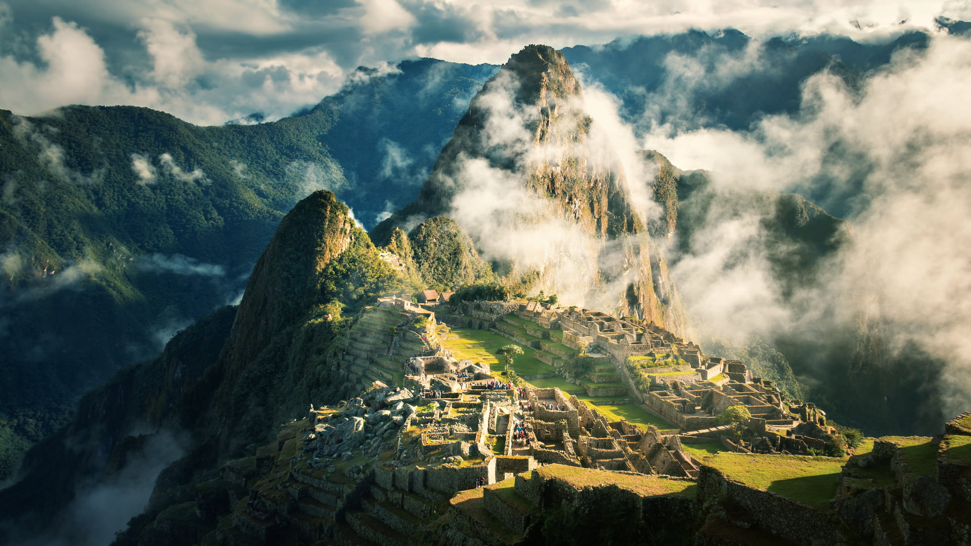 Ciudadela de Machu Picchu y el Huayna Picchu rodeados de nubes