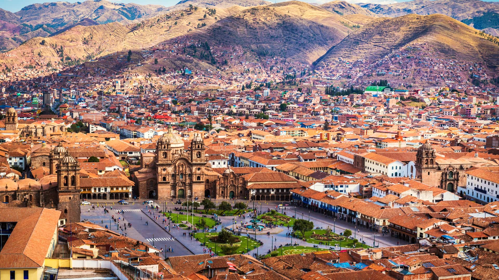 Vista aérea de la Plaza de Armas de Cusco con sus iglesias y tejados
