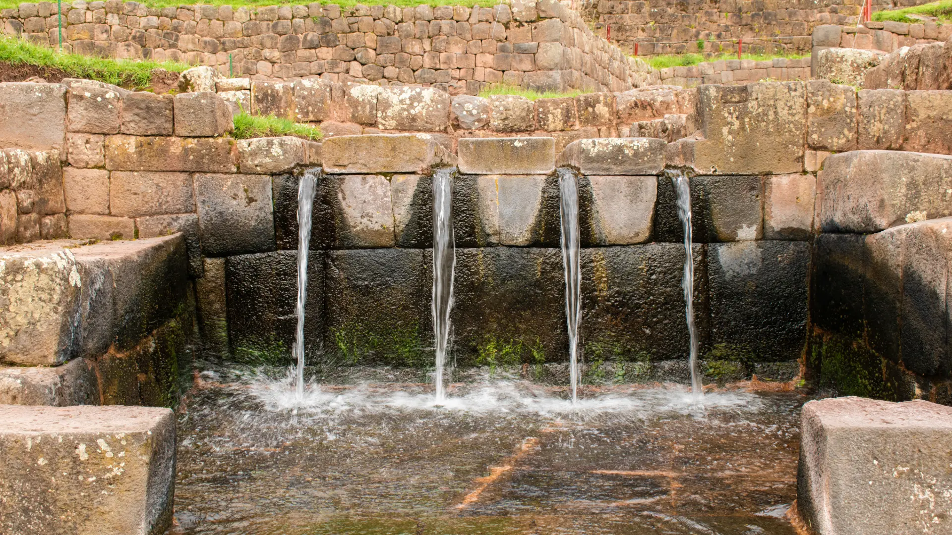 Canales y fuentes de agua incas en Tipón, Valle Sur del Cusco