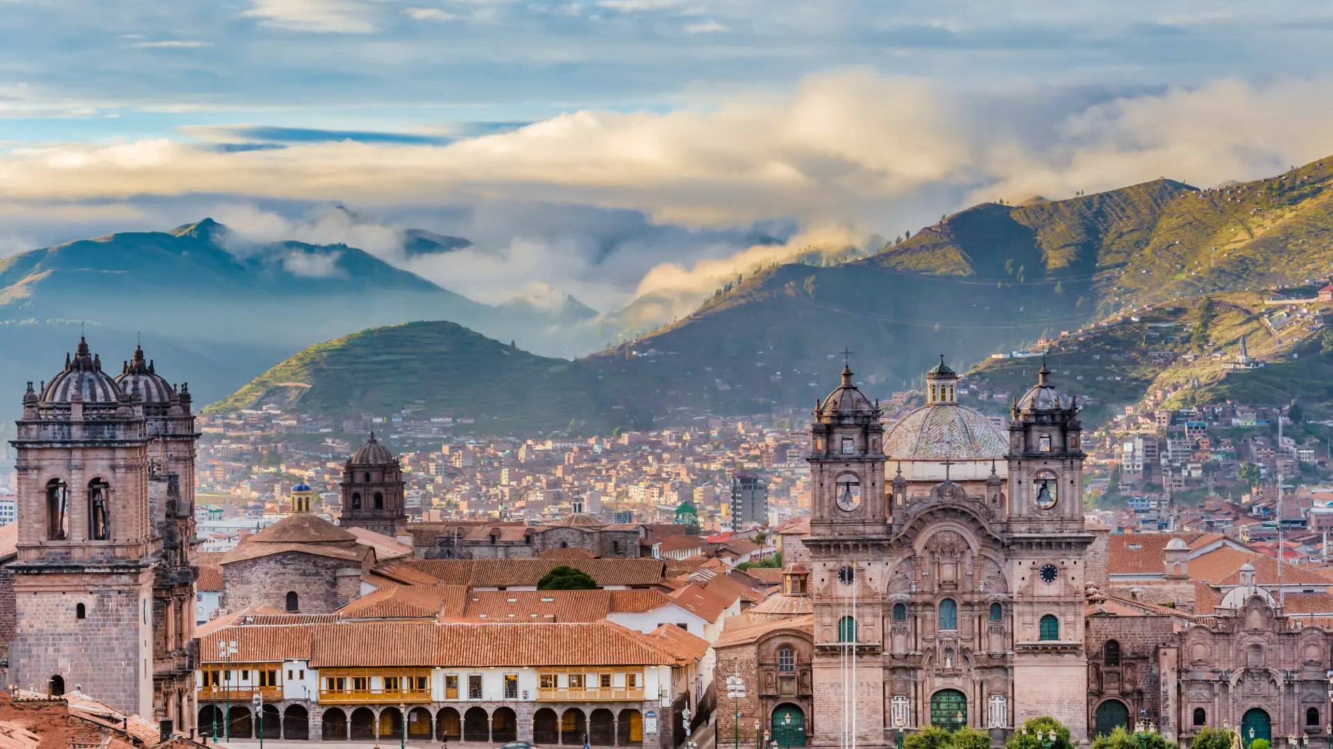 Paisaje de Cusco con vistas a los Andes y turistas disfrutando de actividades ecológicas.