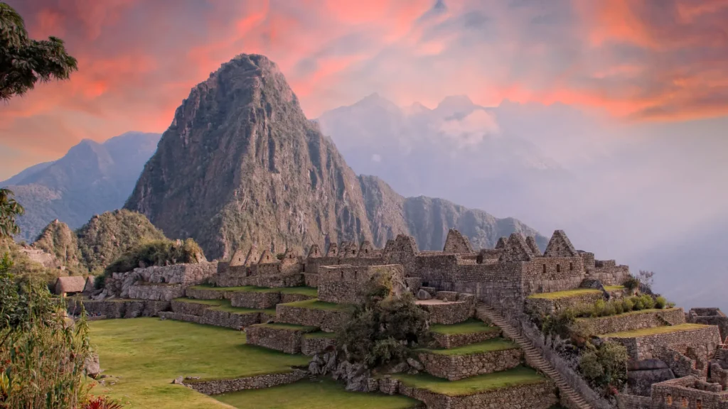 Recintos de piedra y andenes de Machu Picchu bajo Huayna Picchu al atardecer