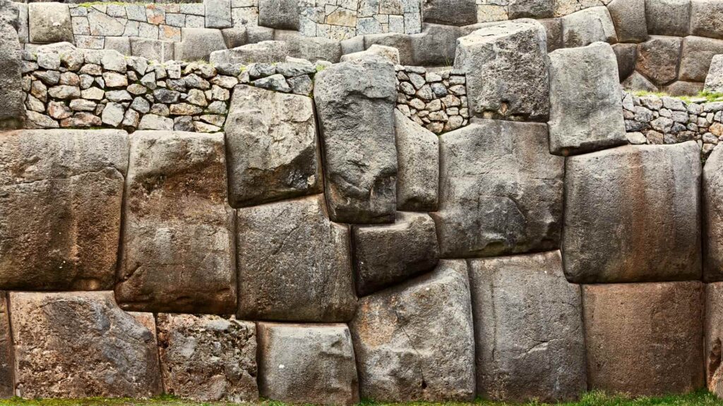 Giant polygonal stone blocks in the Inca walls of Sacsayhuamán