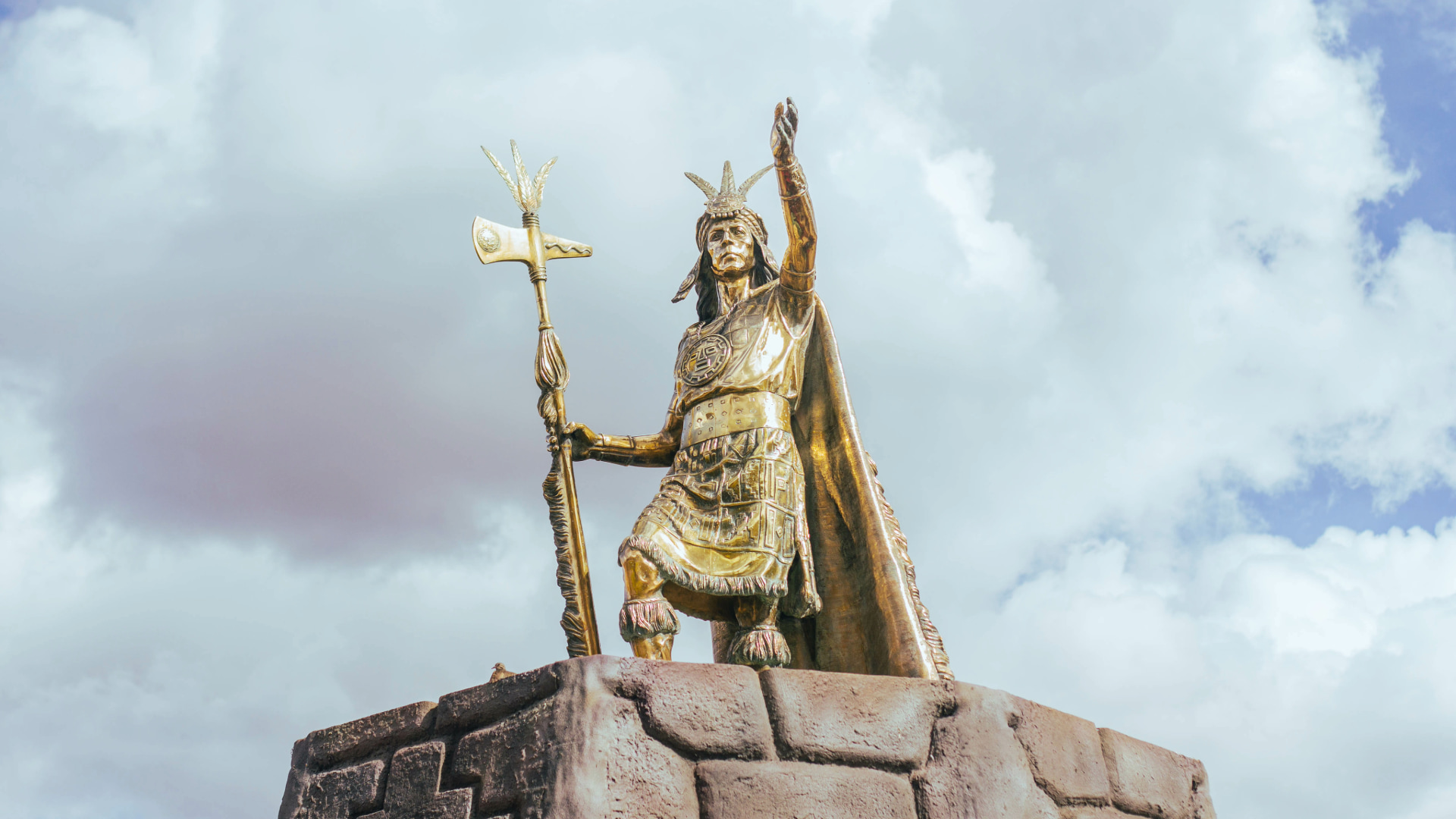 Golden monument of Pachacútec, holding his royal scepter and gazing into the horizon - Authentic Incan Adventure