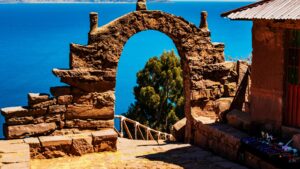 Arco de pedra da ilha de Taquile com vista para o lago Titicaca