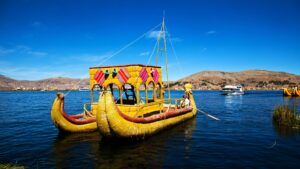 Barco de totora decorado com mantas tecidas no lago Titicaca