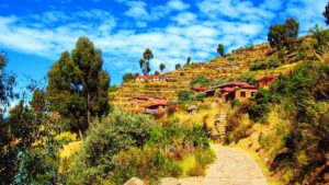 Caminho de pedra rumo a casas e terraços numa ilha do lago Titicaca