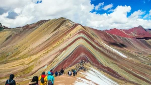 Caminhantes chegando à Montanha de 7 Cores (Vinicunca)
