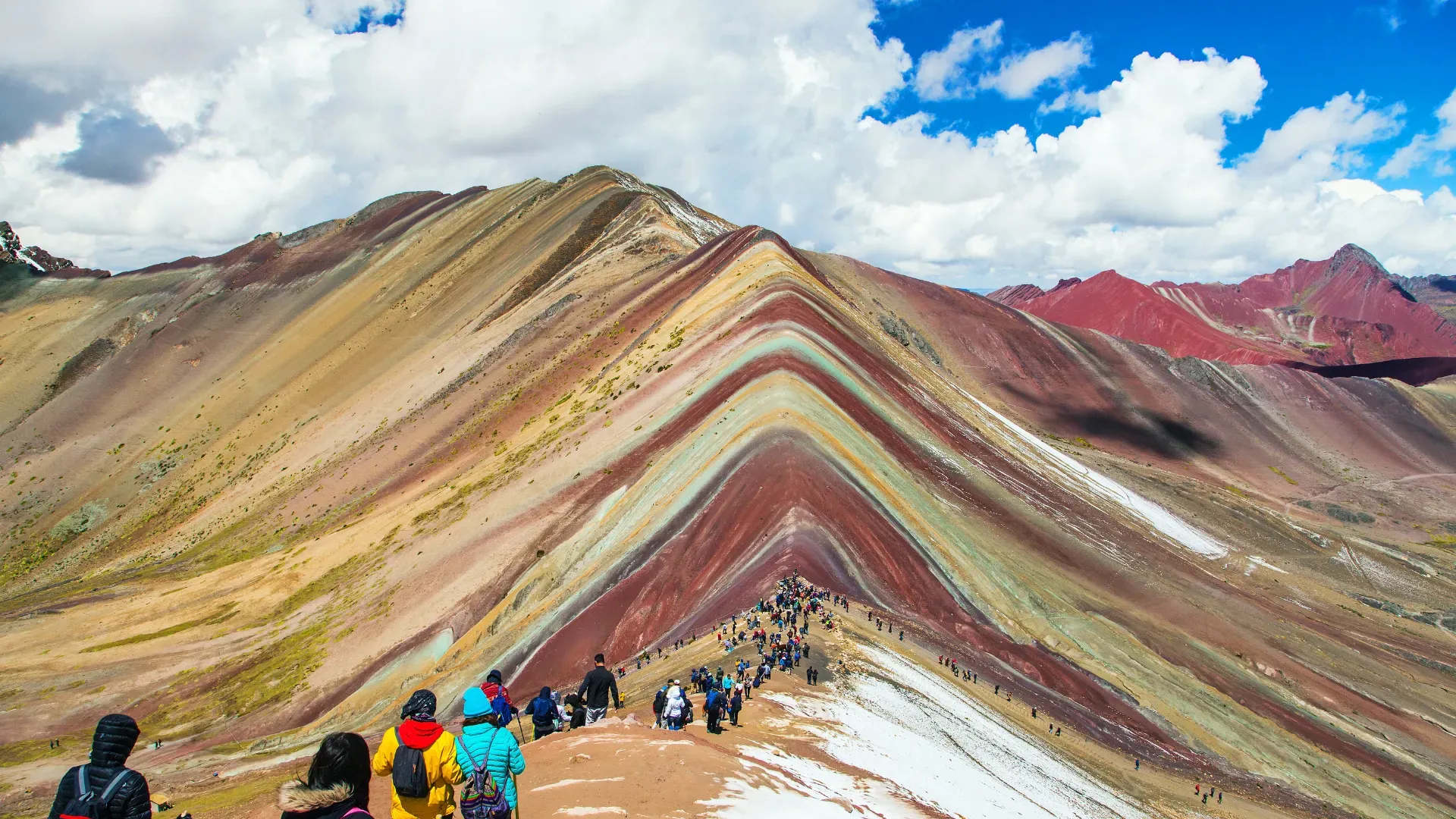 Caminhantes chegando à Montanha de 7 Cores (Vinicunca)