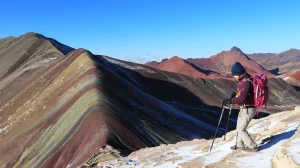 Caminhante com bastões na Montanha Colorida (Vinicunca) com neve