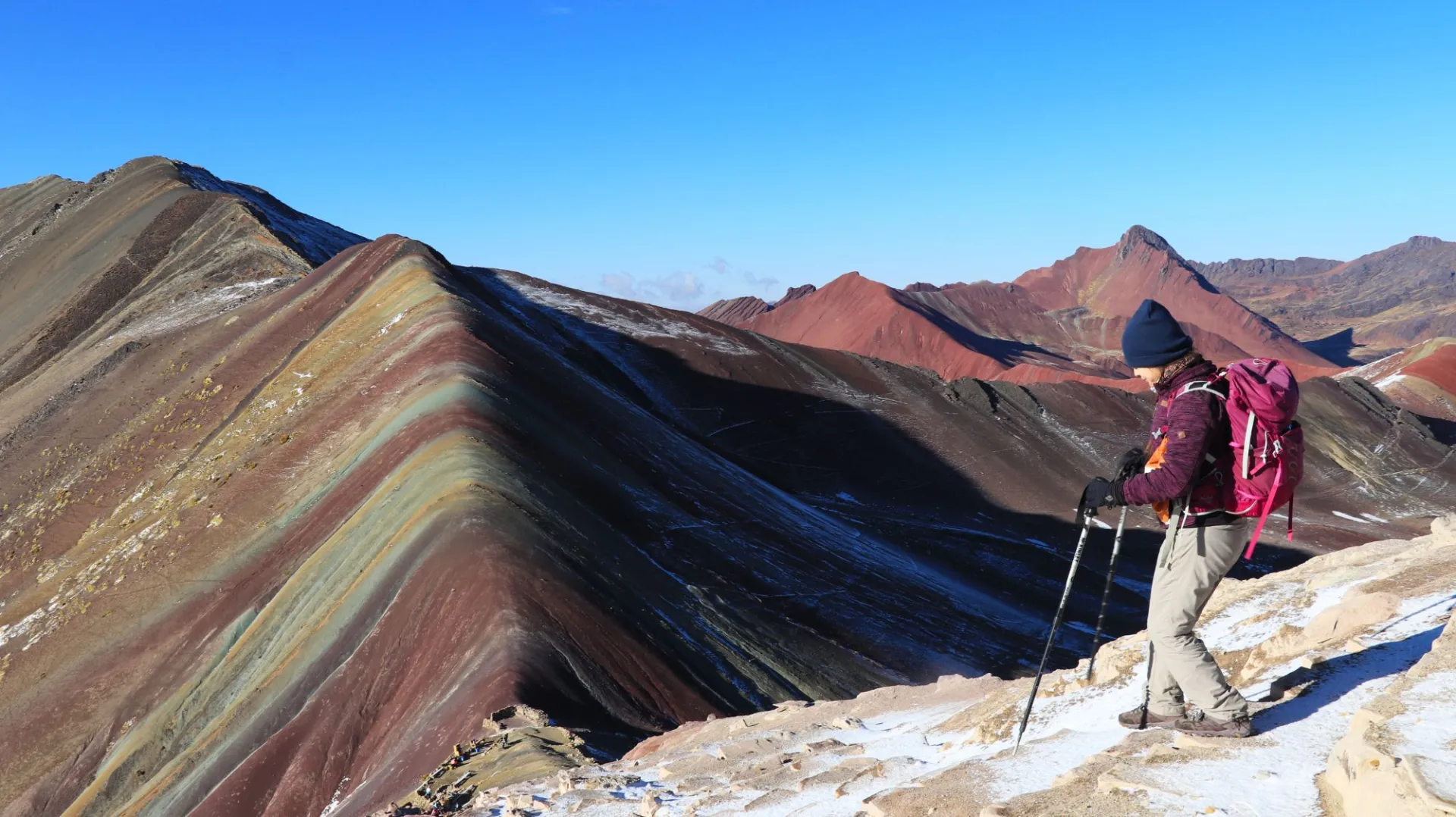 Caminhante com bastões na Montanha Colorida (Vinicunca) com neve