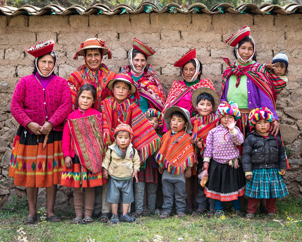 Familias de las comunidades de Patacancha y Willoc con su vestimenta tradicional
